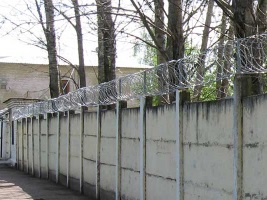 Заграждение из ленты АКЛ на заборе